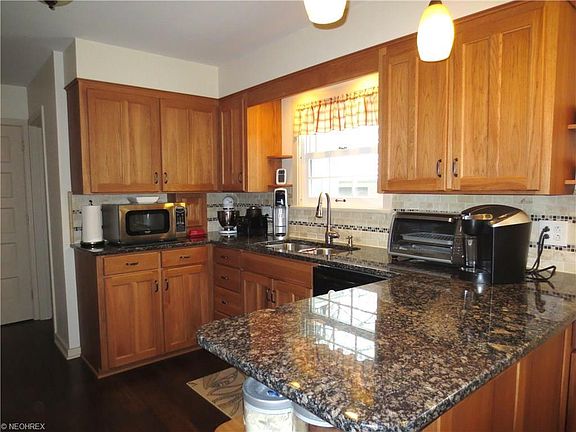 5th image of 1522 Parkwood Rd