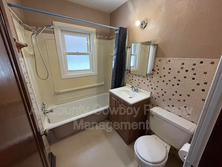 557 N 8th St — Photo 6