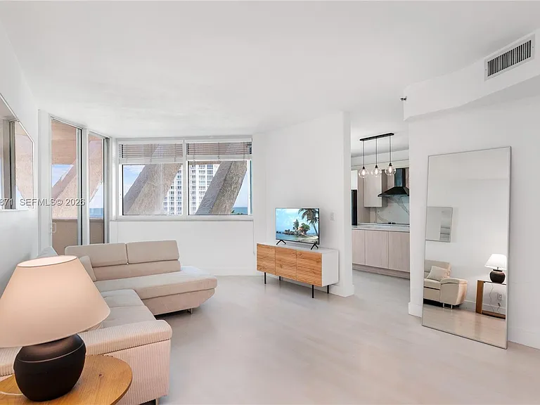 300 S Pointe Dr #907 — Photo 1