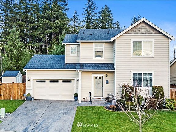 Attached 2 car Garage & Driveway Parking!