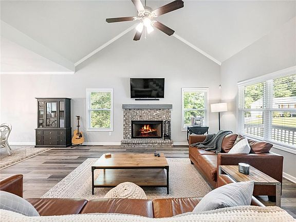 3rd image of 406 Sunset Dr