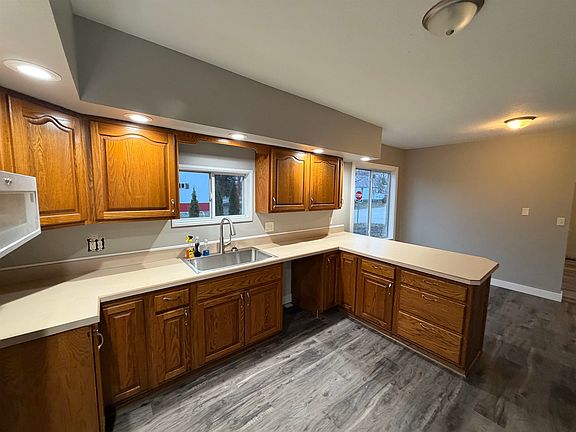 5th image of 603 Iris St