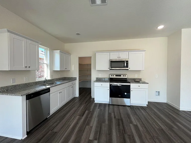 786 Yorkshire Dr — Photo 9