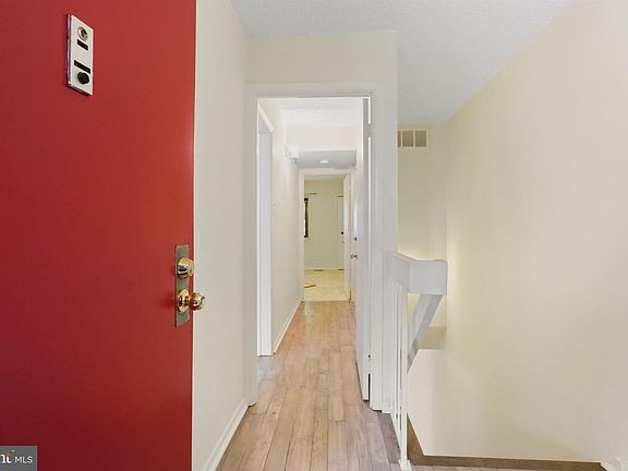 3rd image of 3027 Hawthorne Dr NE #3027