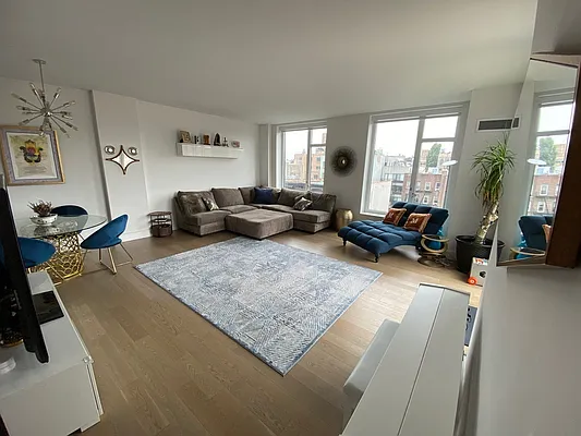 Rented by Extell Marketing Group LLC | media 28