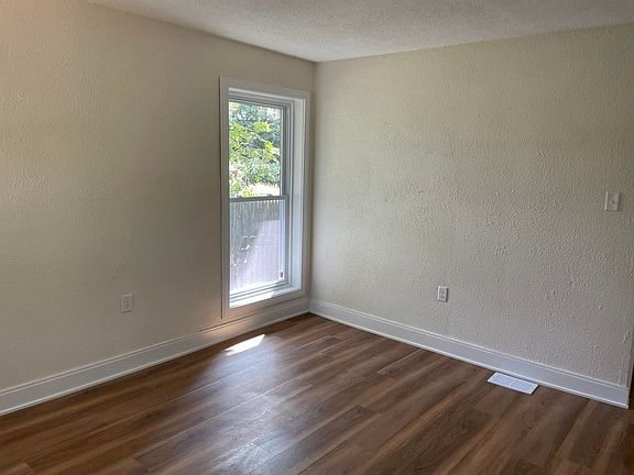 5th image of 2640 E Oakwood Dr