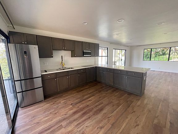 5th image of 1825 Park Dr #C