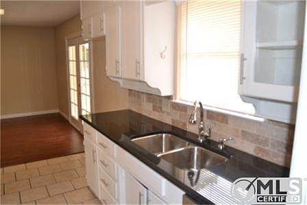 4th image of 207 W Huitt Ln