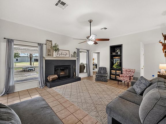 4th image of 1700 Fm 637