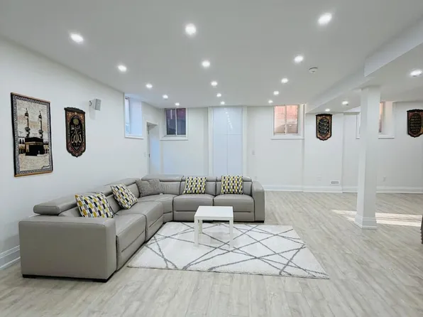 24 Charing Cross Gate, Oakville, ON L6H 0V7