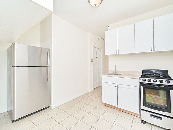 3rd image of 300 E 5th St APT 15