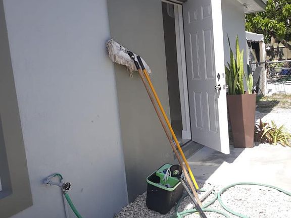 2nd image of 102 Saint Nw Entre La Ave #23