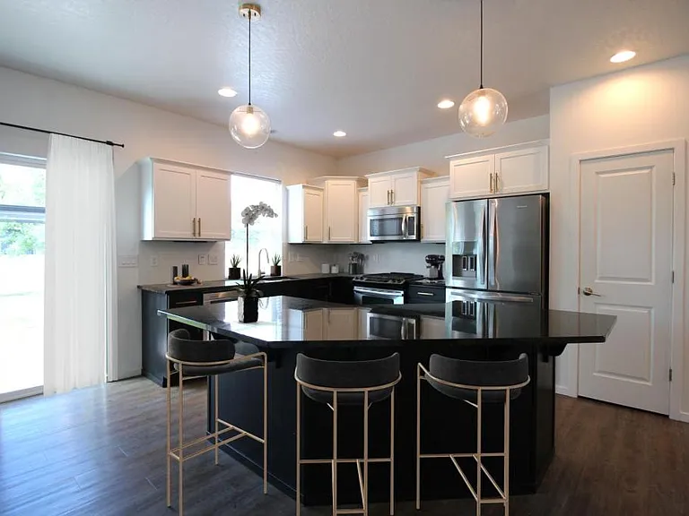 2551 W Sorbonne Dr — Photo 4