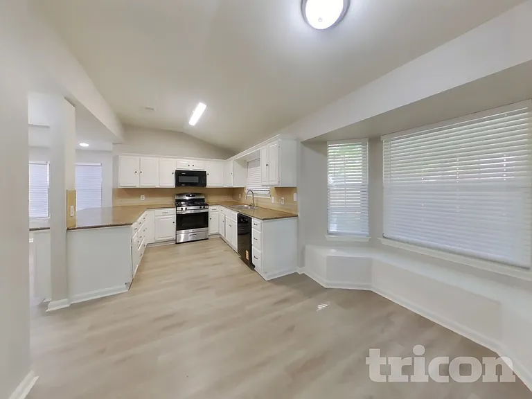 419 Windhurst Dr — Photo 6