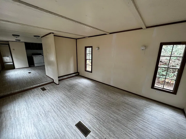 100 Gloria Ln — Photo 2