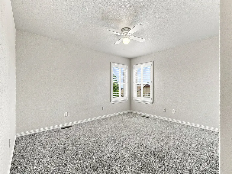 2425 Vanreen Dr — Photo 36