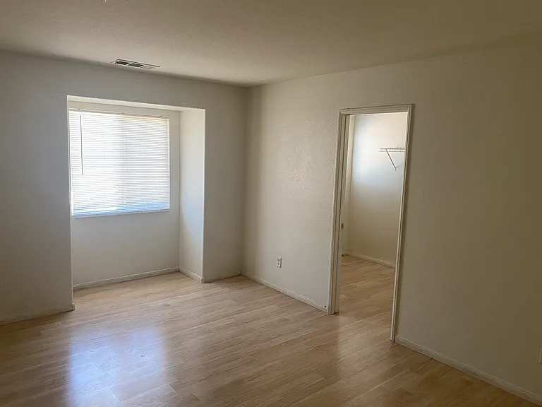 2046 Krystal Ave — Photo 4