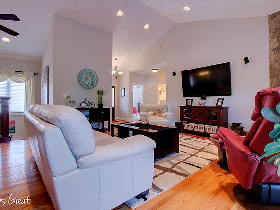 4th image of 15 Stoneledge Dr