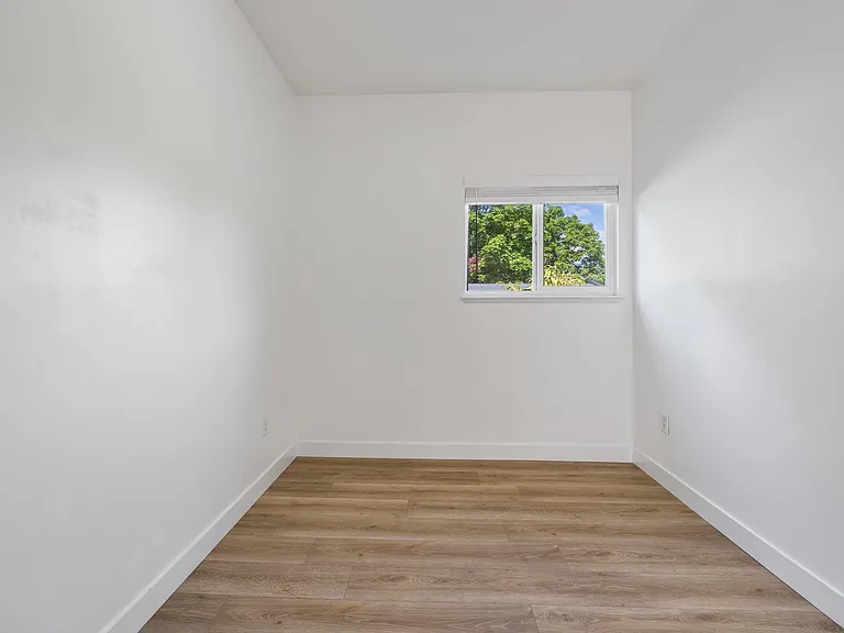 2320 Dundas St — Photo 12