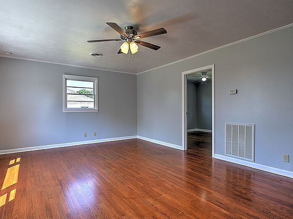 5th image of 121 Woodlyn St