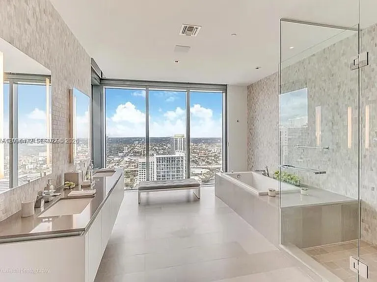 Reach Condo — Photo 2