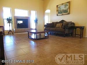 Living Room w/gas log Fireplace