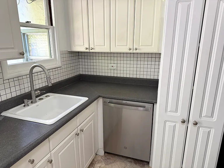 208 Throckmorton Ave — Photo 4