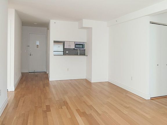 4th image of 150 E 44th St APT 34H