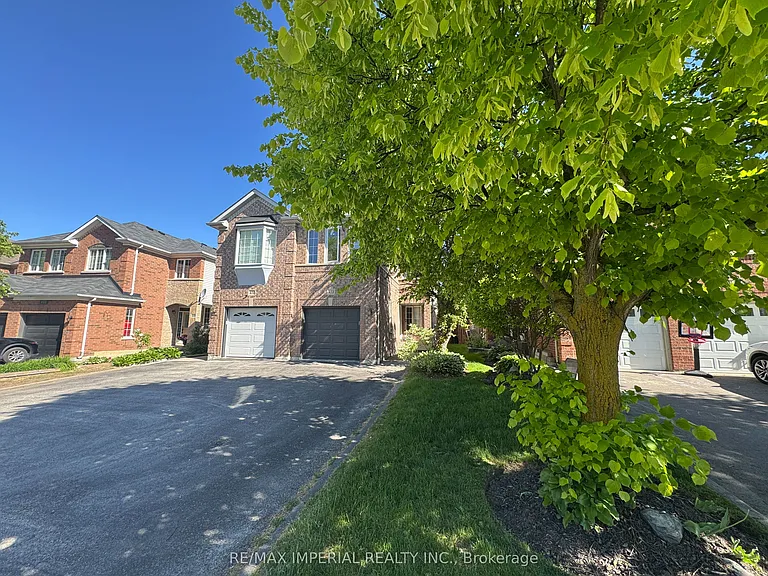 453 Heddle Cres — Photo 2