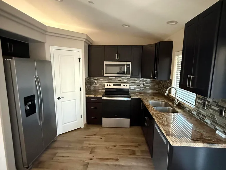 2425 Cloverlawn Dr #101 — Photo 23