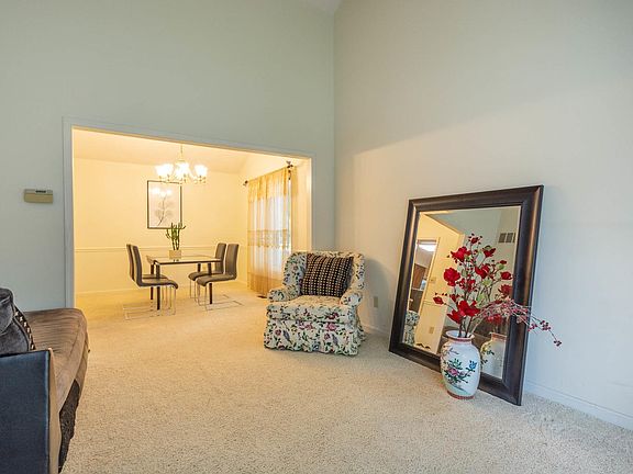 5th image of 2402 E Oakmont Dr