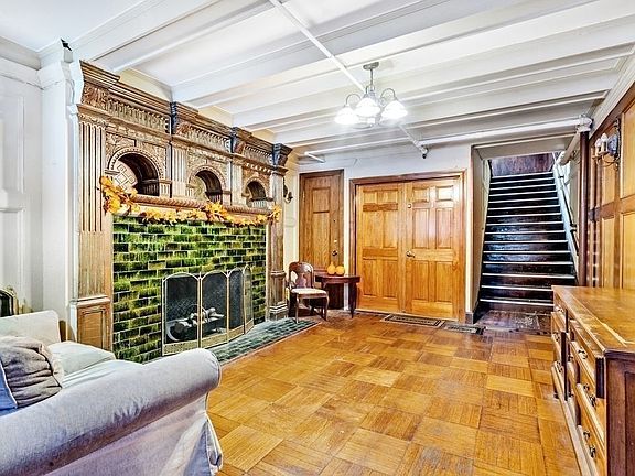3rd image of 215 W 70th St #2A
