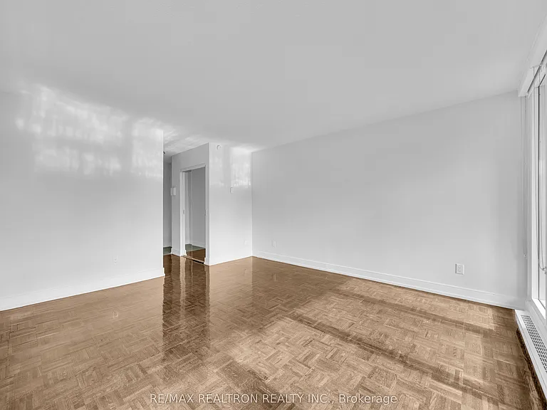 33 Isabella St #516 — Photo 4