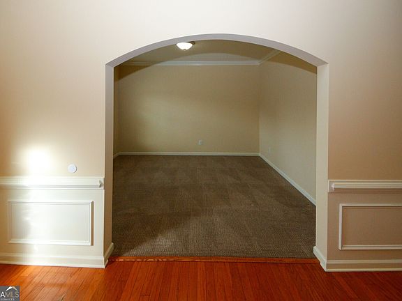 4th image of 587 Creek Valley Ct
