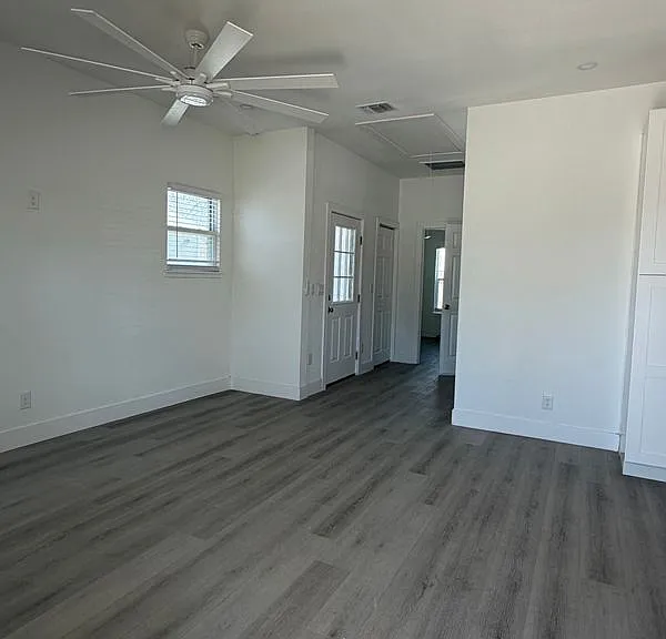 2427 W Southcross Blvd #2 — Photo 2