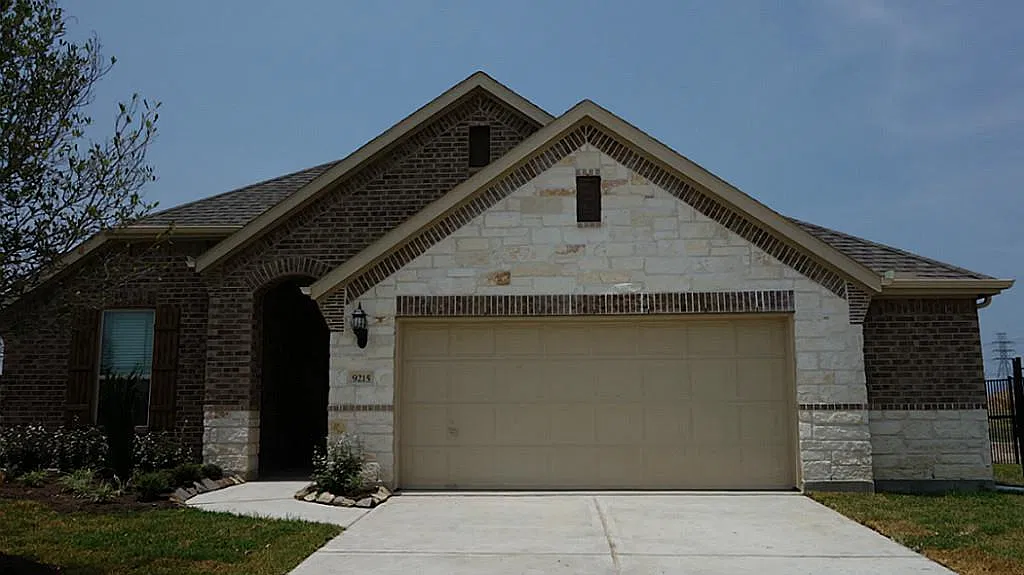 4 bed, 2.5 bath, 1930 sqft, $2,500 — Photo 1