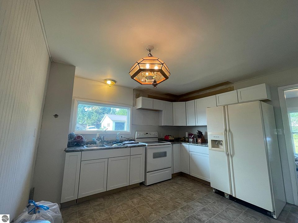 393 S East Silver Lake Rd, Traverse City, MI 49685 Zillow