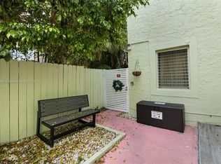 2822 Pine Tree Dr #1B, Miami Beach, FL 33140