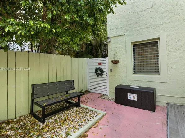 2822 Pine Tree Dr #1B, Miami Beach, FL 33140