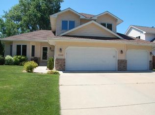 1380 Pike Lake Ct N, New Brighton, MN 55112