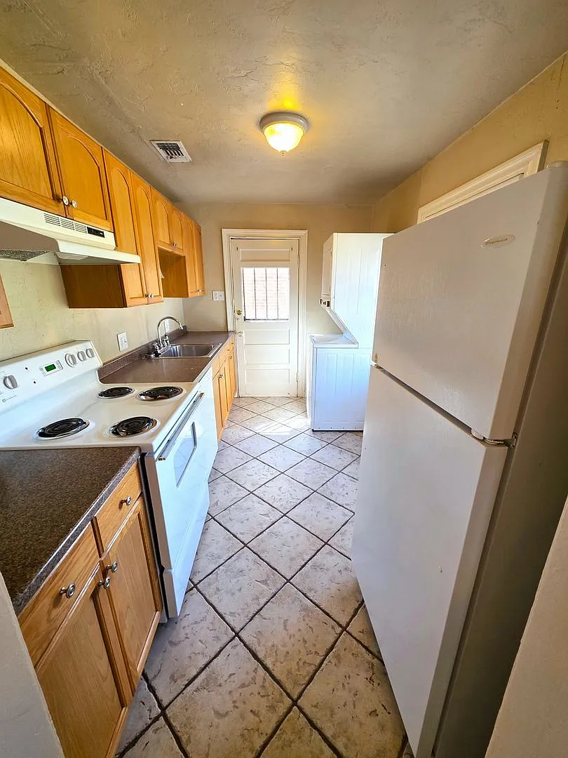 Super Cute 3 Bedroom 1 Bath Cottage In The Douglas Place Add Nw Okc — Photo 4