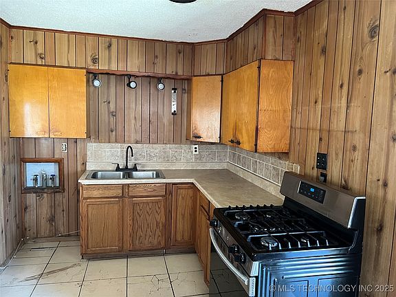 4th image of 624 SE Greystone Ave
