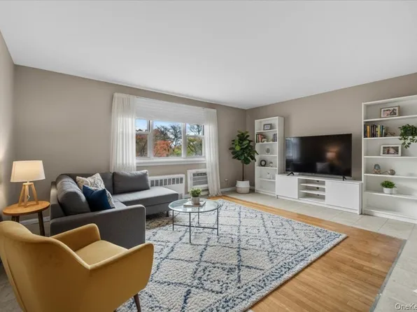 8935 155th Ave #3M, Howard Beach, NY 11414