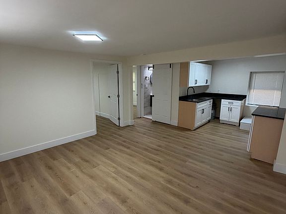 2nd image of 913 W Emerald Ave