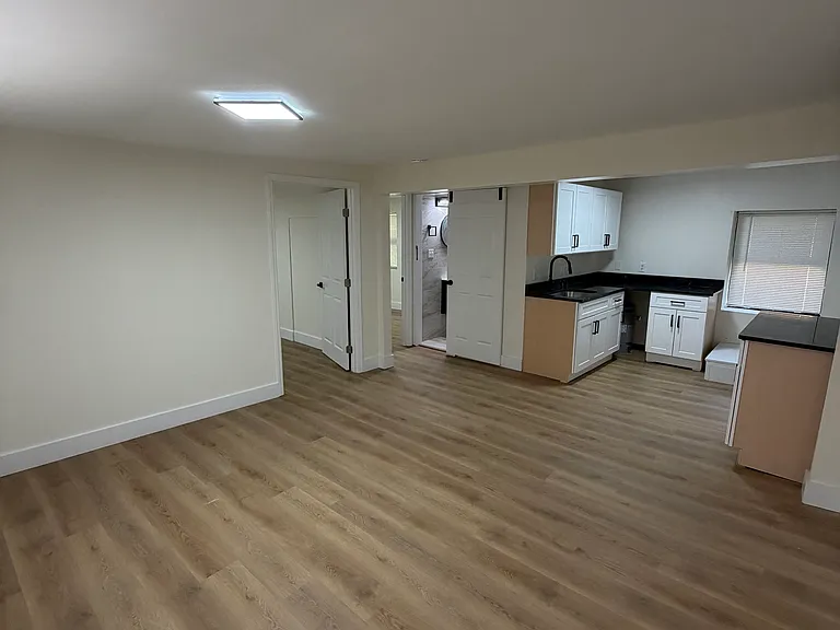 913 W Emerald Ave — Photo 2