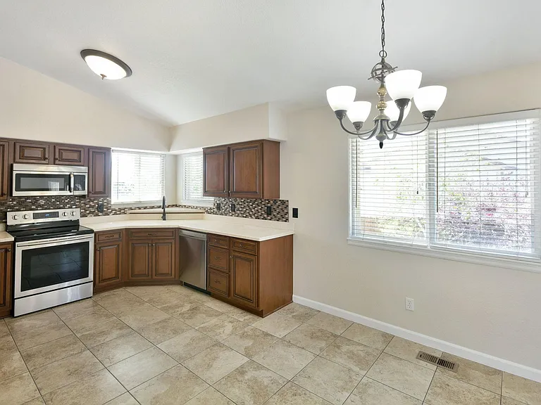 1194 Eagle Dr — Photo 7