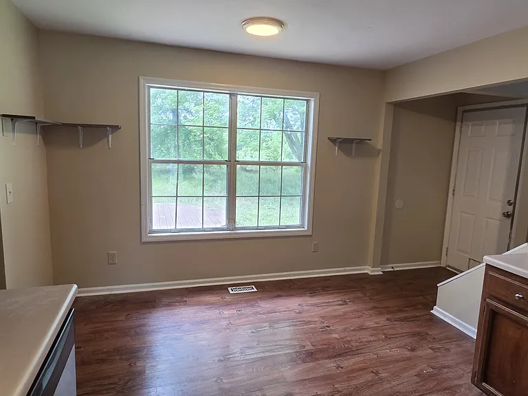 2180 Riverway Dr — Photo 5