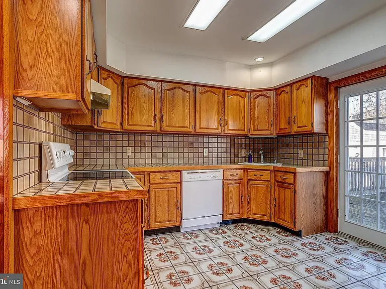 58 N Elmwood Ave — Photo 7