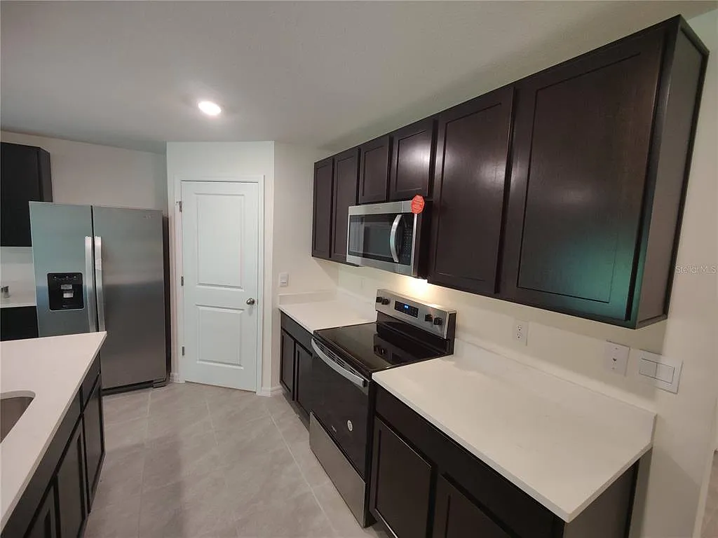 4 bed, 2.0 bath, 1832 sqft, $1,999 — Photo 4