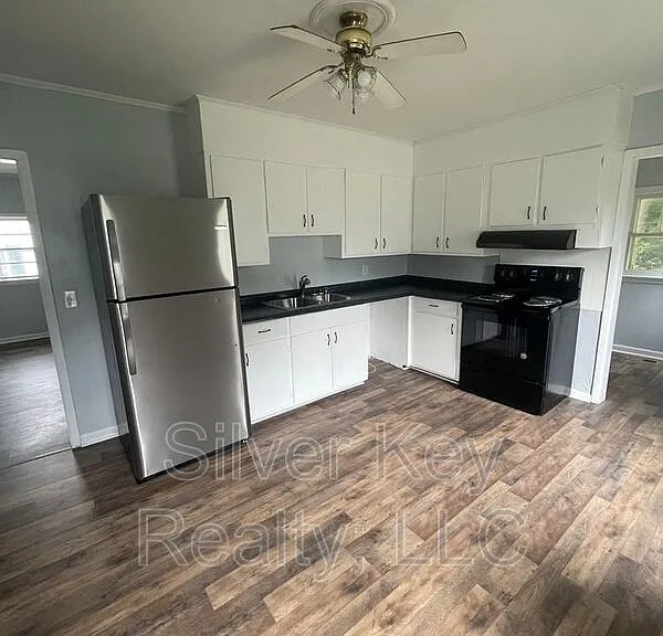 914 E Madison Ave — Photo 12